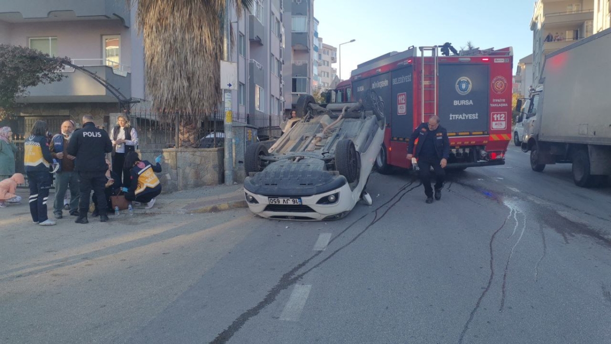 İki otomobilin çarpışması sonucu araba ters döndü! 1 yaralı var!