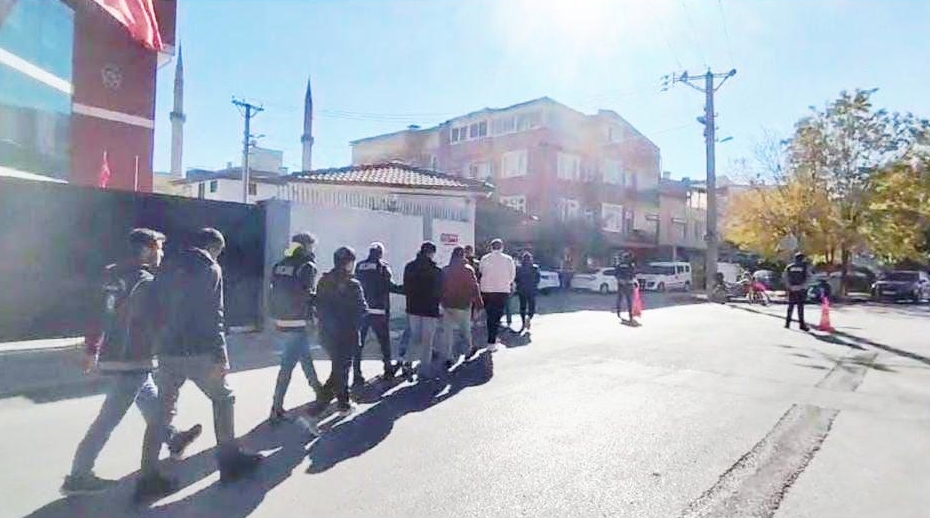 Ayvalık'ta 23 düzensiz göçmen ile 2 insan kaçakçılığı şüphelisi yakalandı