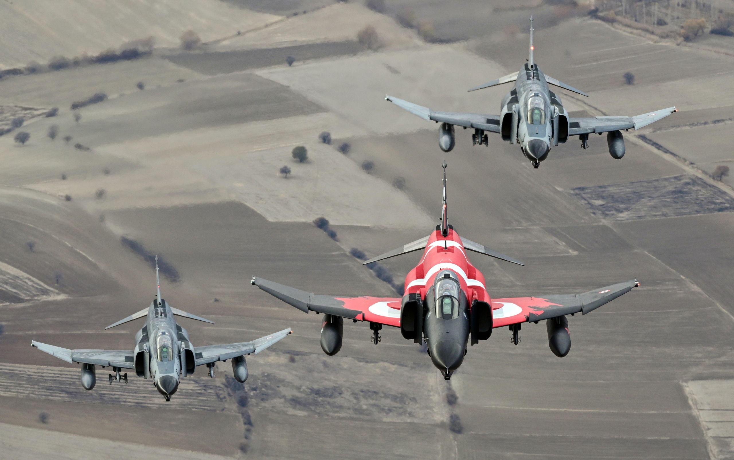 F-4E uçaklarından yer hedeflerine taarruz eğitimi uçuşu