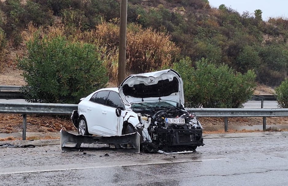 Bariyere çarpan otomobildeki 4 kişi yaralandı!