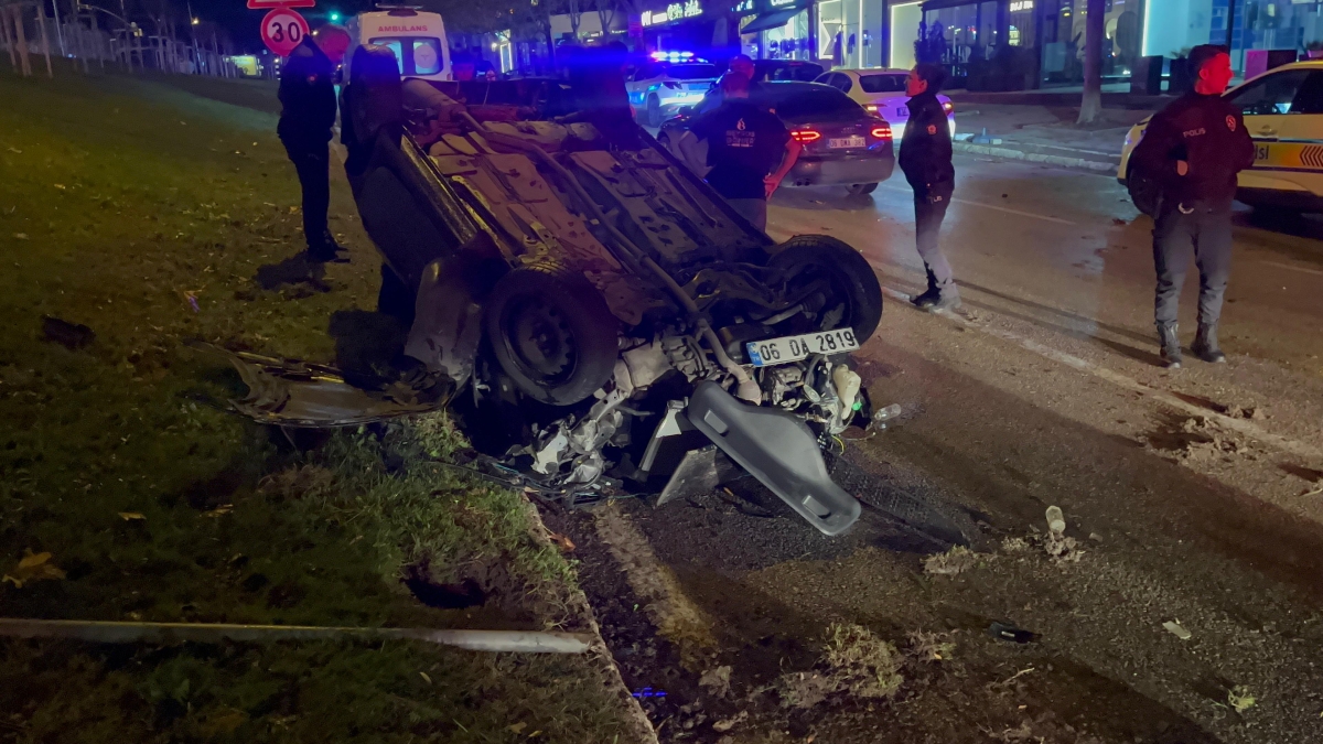 Aydınlatma direğine çarpan otomobildeki 2 kişi yaralandı!