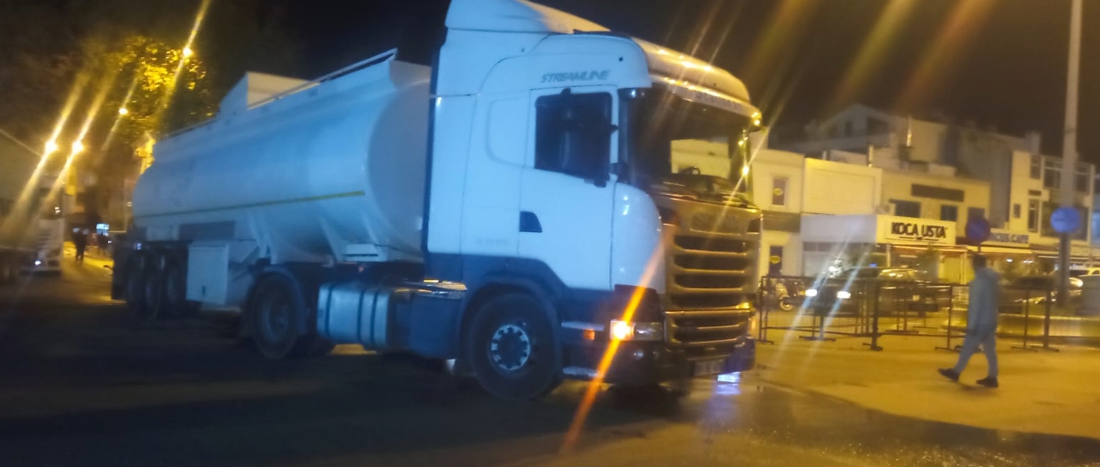 Akaryakıt tankerinden yüzlerce litre motorin yola aktı! Trafik durduruldu!