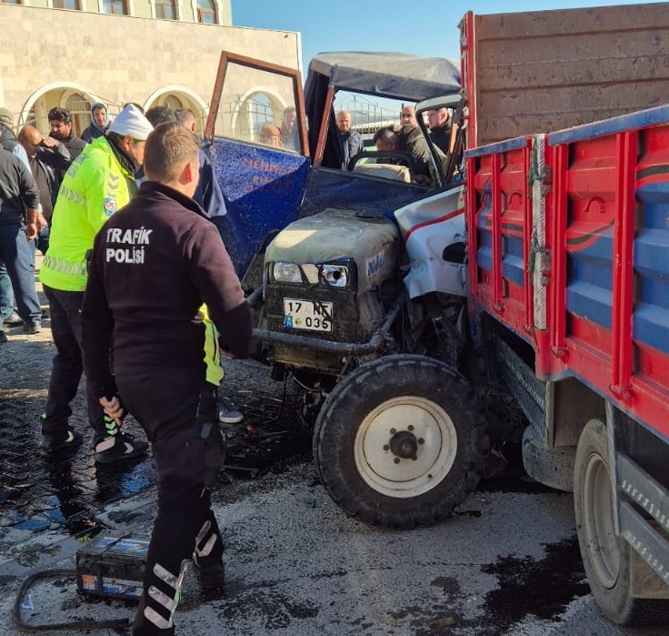 Ayvalık'ta korkunç kaza! Kamyon ile traktör birbirine girdi! 4 yaralı!