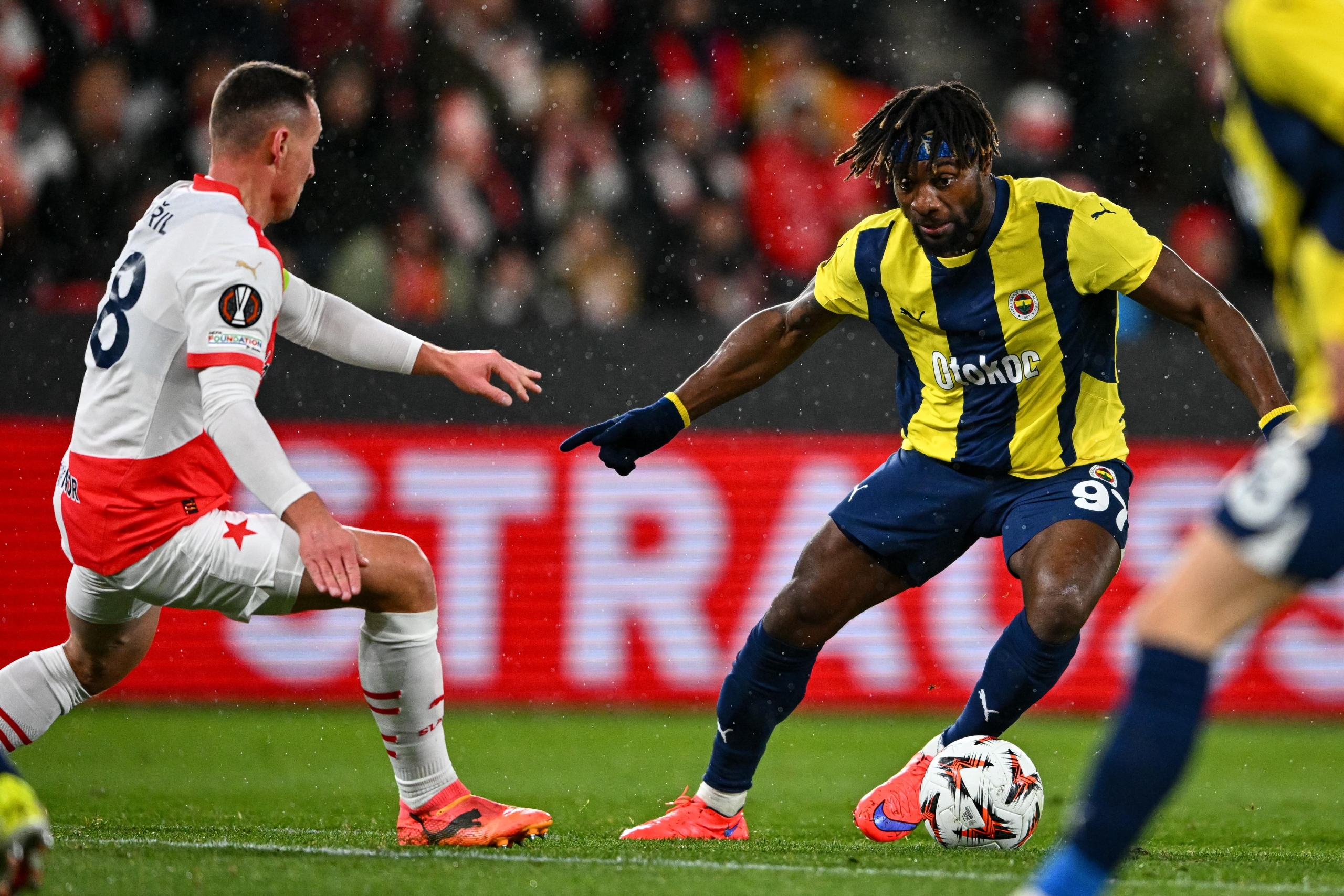 Fenerbahçe Avrupa'da yüzümüzü güldürdü! Slavia Prag deplasmanında 2-1 galip geldi!