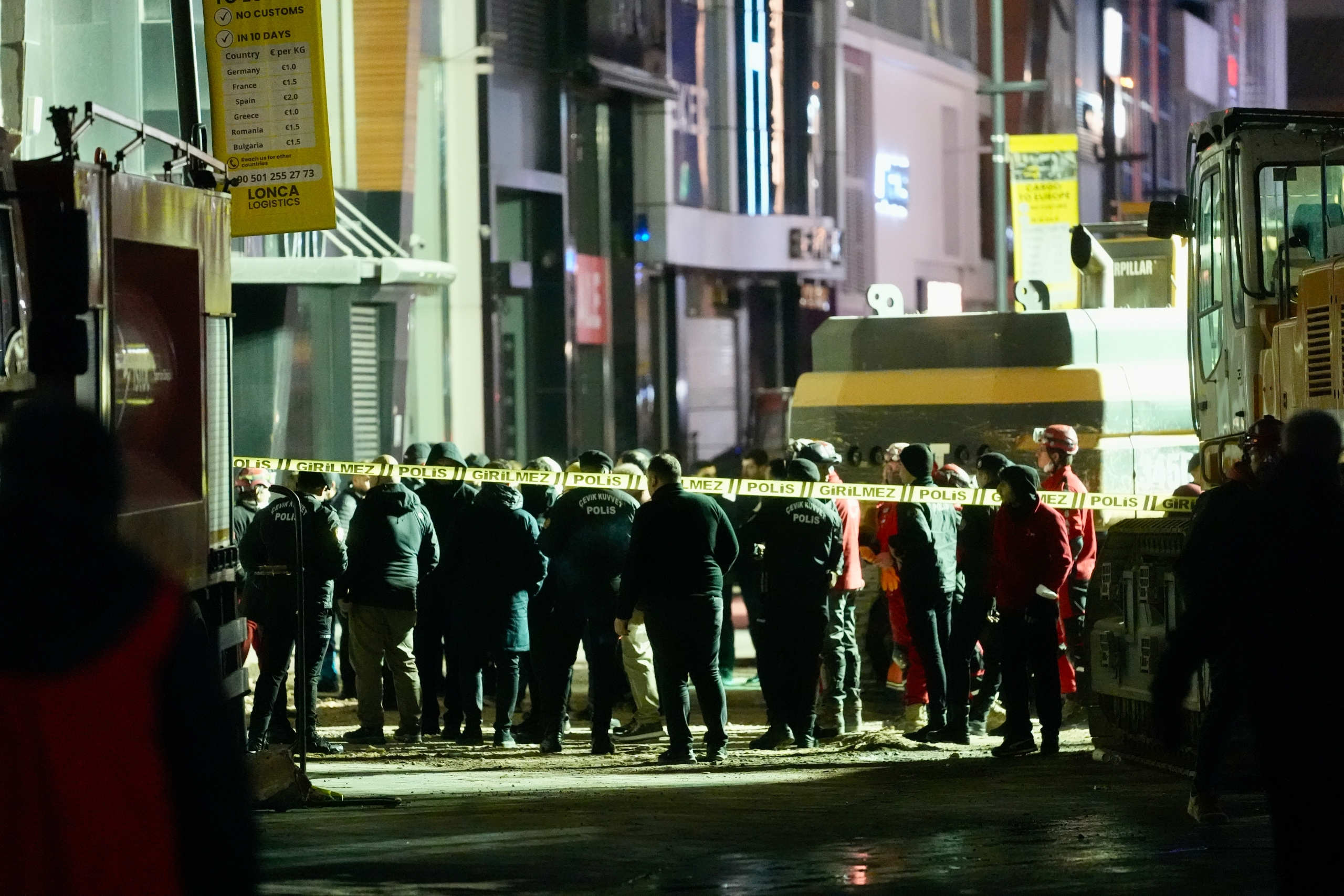 Güngören'de çöken binanın enkazında kalan işçiyi arama çalışmaları sürüyor