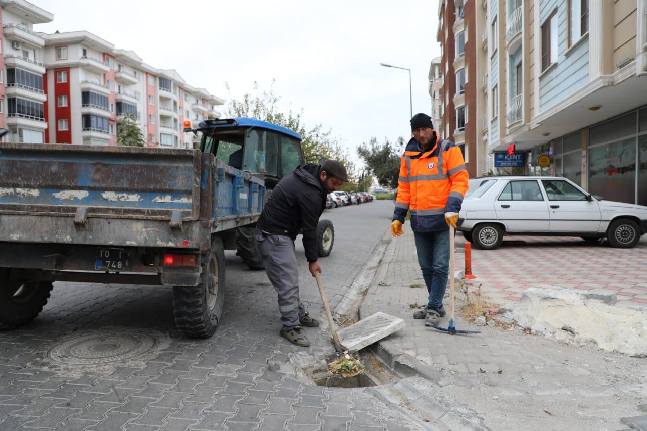 Kuvvetli yağış ve fırtına uyarısı geldi! Edremit Belediyesi teyakkuza geçti!