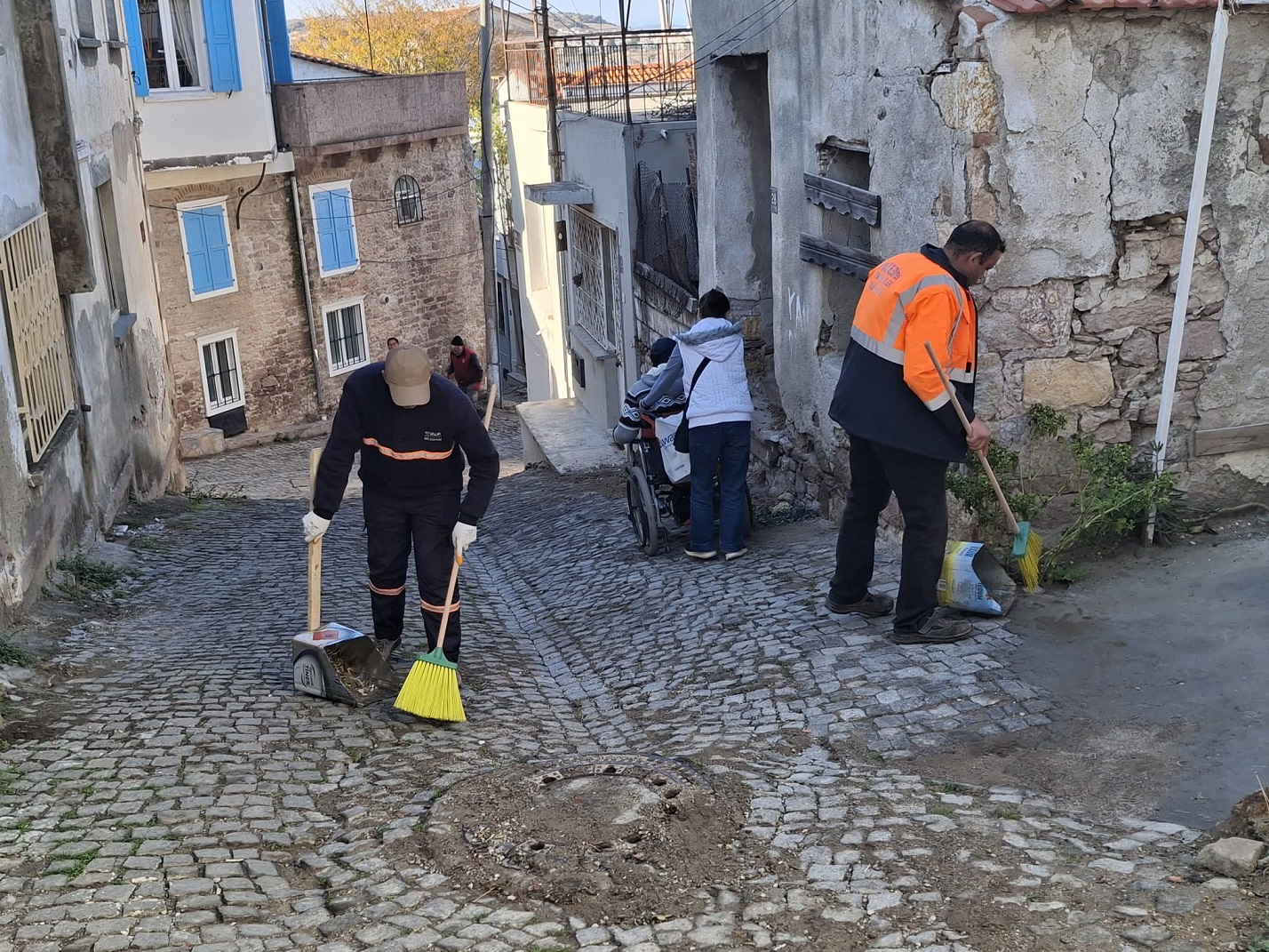 TARİHİ KENT SOKAKLARINDA DİP BUCAK TEMİZLİK-4