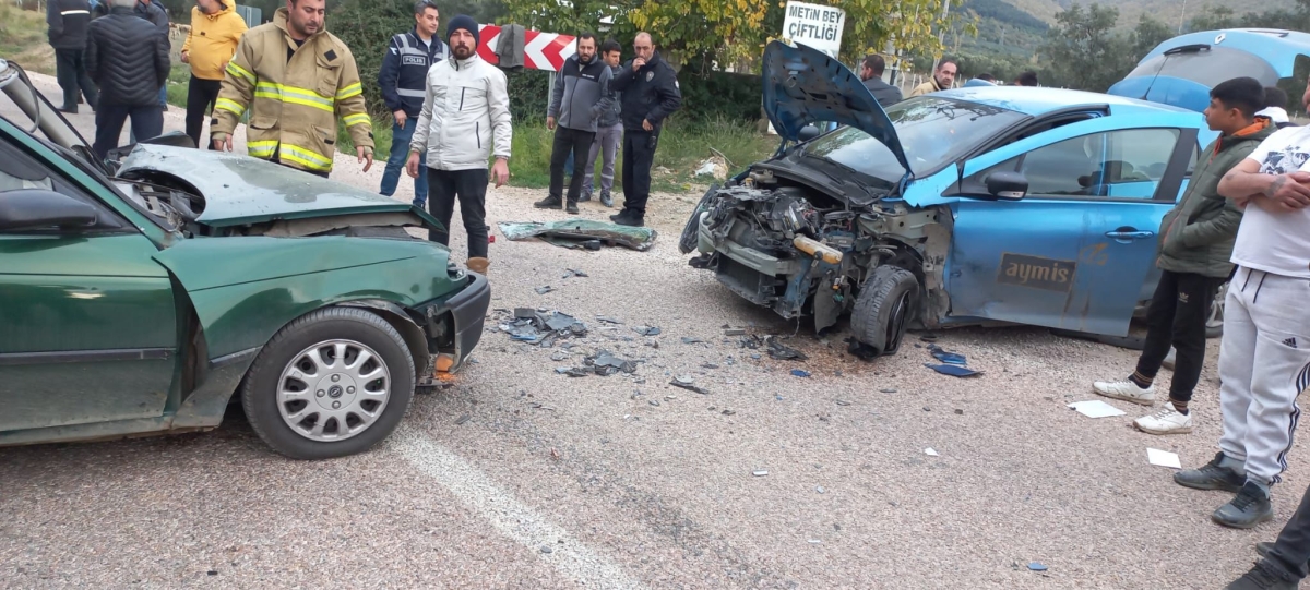 Erdek'te trafik kazası! Araca sıkışan yaralı şahıs kurtarıldı