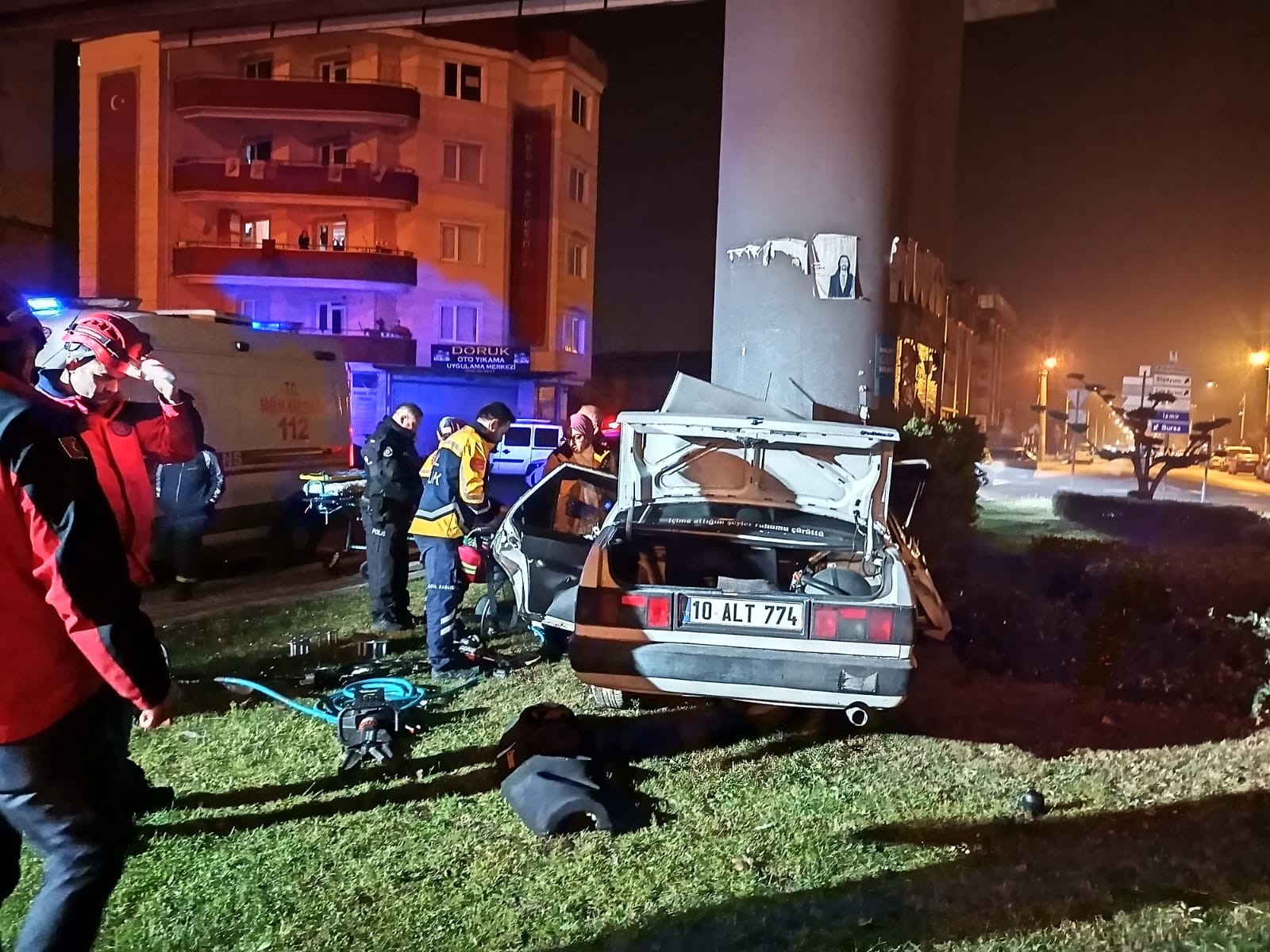 Balıkesir'de korkunç kaza! Üst geçide çarpan aracın sürücüsü hayatını kaybetti