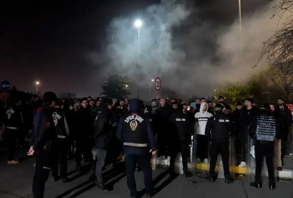 Taraftarlar gece yarısı havaalanında Beşiktaş'ı protesto etti! Yönetim bugün kararını açıklayacak!