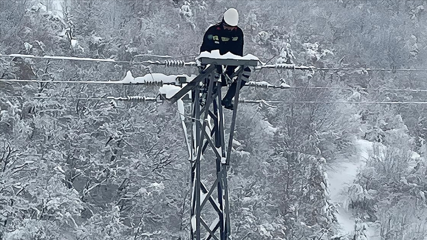 Yoğun kar yağışı nedeniyle elektrik kesintileri yaşanıyor!