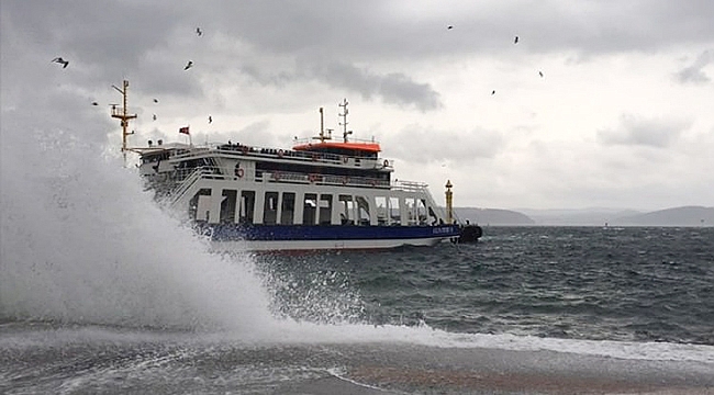 Balıkesir'de feribot seferlerine fırtına engeli