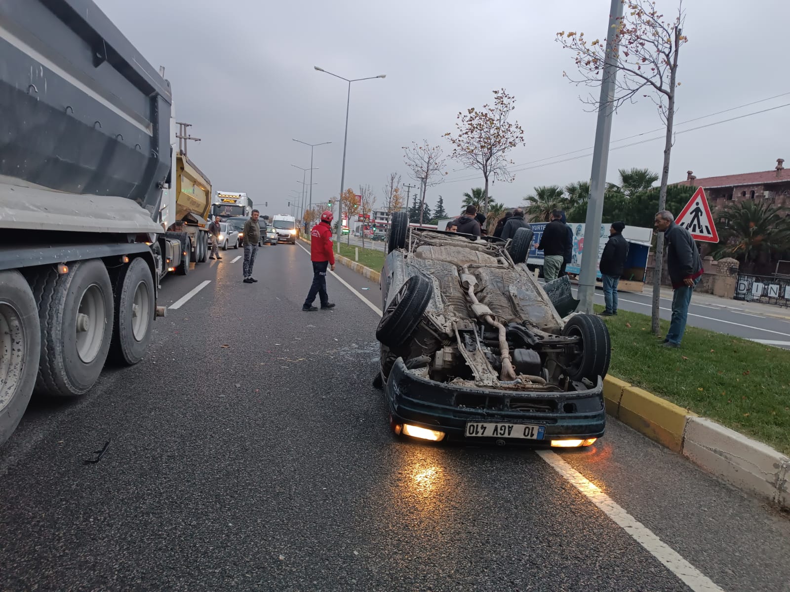 Havran'da korkunç kaza! Ters dönen araçta 4 yaralı!