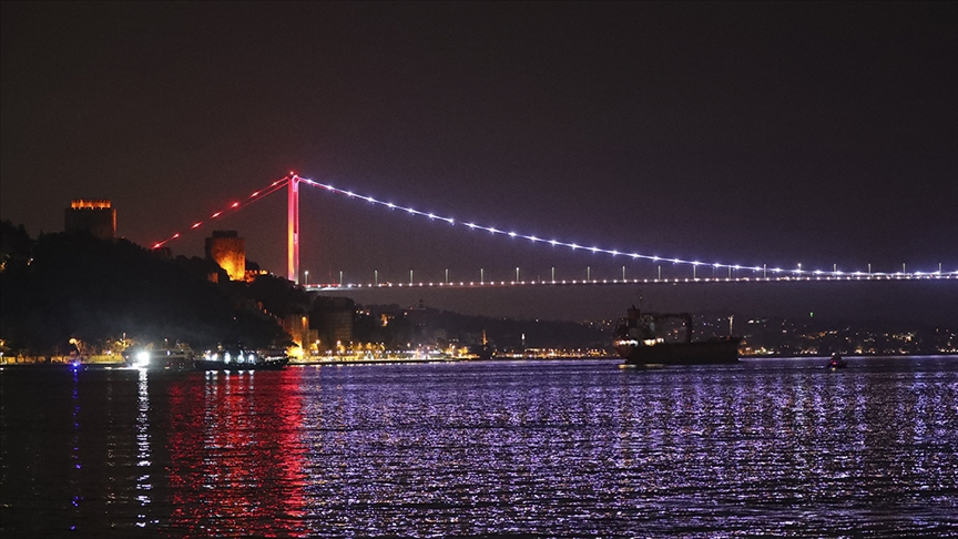 İstanbul Boğazı'nda gemi trafiği çift yönlü askıya alındı