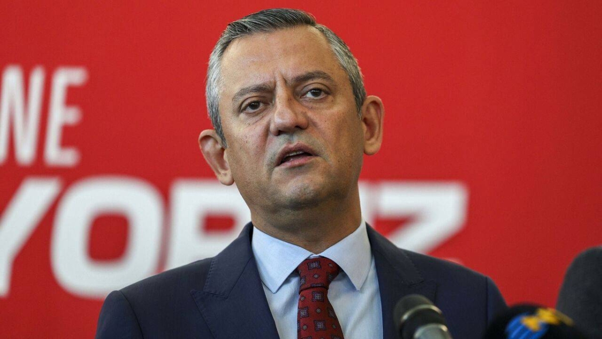 CHP lideri Özgür Özel, Ankara'da gazetecilerle bir araya geldiği toplantıda, gündeme ilişkin çarpıcı değerlendirmelerde bulundu.