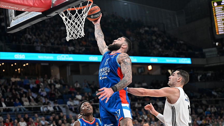 Anadolu Efes, Real Madrid'i 74-64 mağlup etti