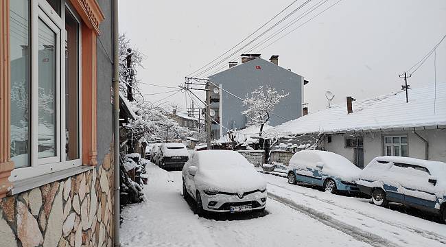 Balıkesir'de senenin ilk kar coşkusu!