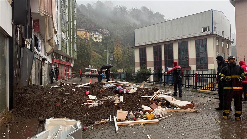 Toprak kayması sonucu 1 kişi hayatını kaybetti, 4 kişi yaralandı!