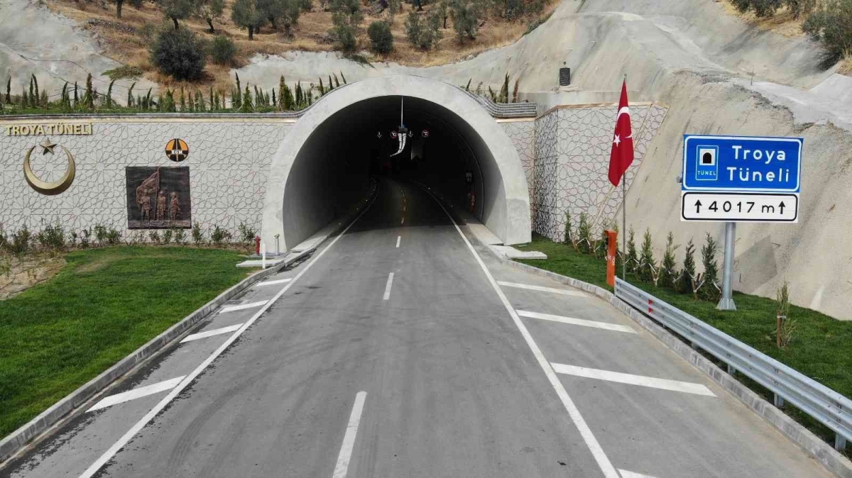 Edremit-Çanakkale yolu üzerindeki Assos ve Troya tünelleri, bakım ve onarım çalışmaları nedeniyle geçici olarak trafiğe kapatılacak. Sürücülerin dikkatine!  