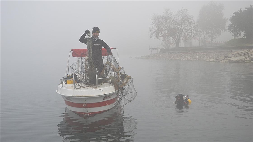 Sapanca Gölü hayalet ağlardan temizleniyor