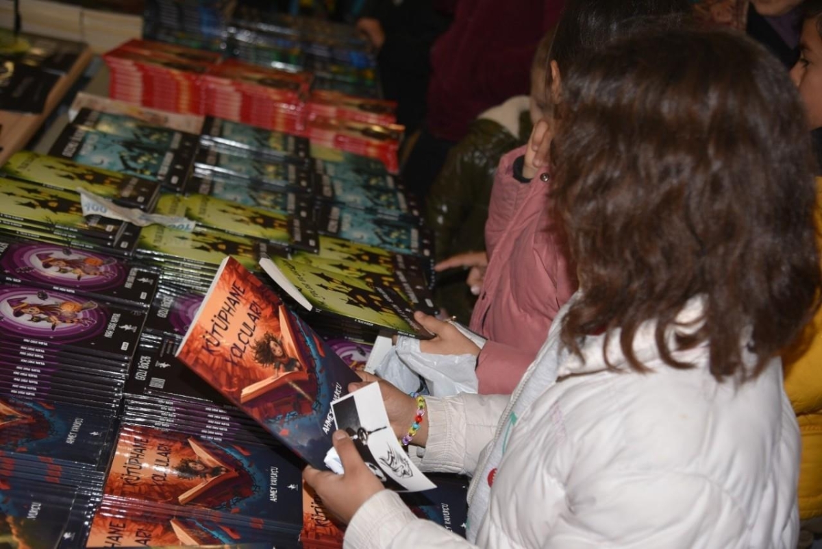 Sındırgı Kitap Günleri başladı! Vatandaşlar yoğun ilgi gösterdi!