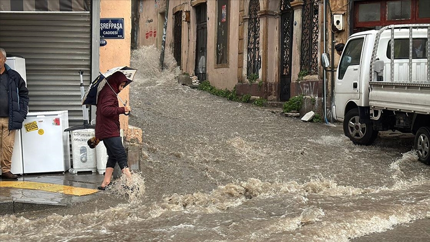 Kuvvetli sağanak yağış yaşamı olumsuz etkiledi!