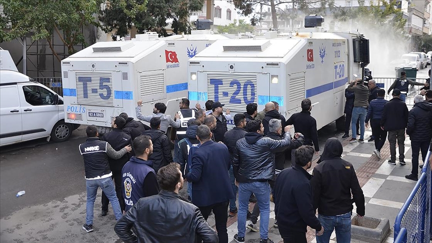 Görevlendirme yapılan Halfeti Belediyesi önünde polise taşlı saldırı!