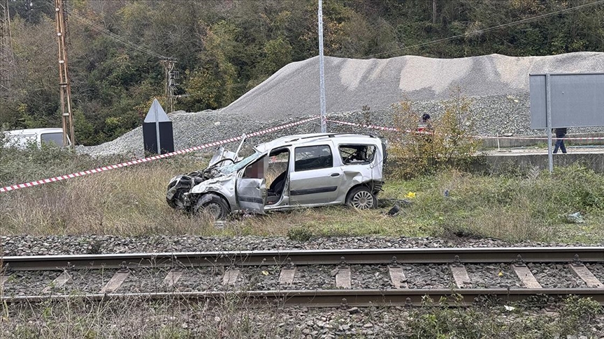 Tren yolundan geçmeye çalışan araca tren çarptı! 1 kişi öldü 1 kişi yaralandı!