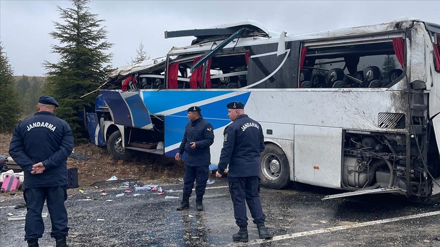 Yolcu otobüsü devrildi! 30 kişi yaralandı, 1 kişi hayatını kaybetti!