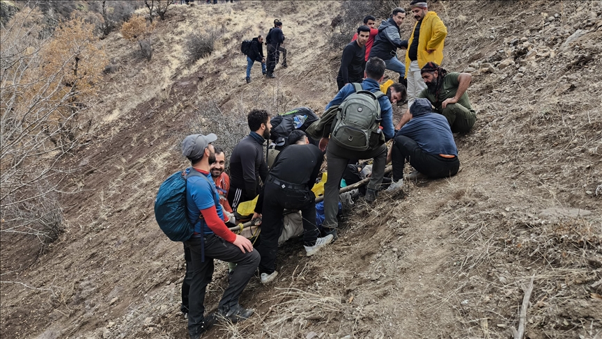 Tırmanış sırasında ayağı kırılan dağcı kilometrelerce taşınarak kurtarıldı!