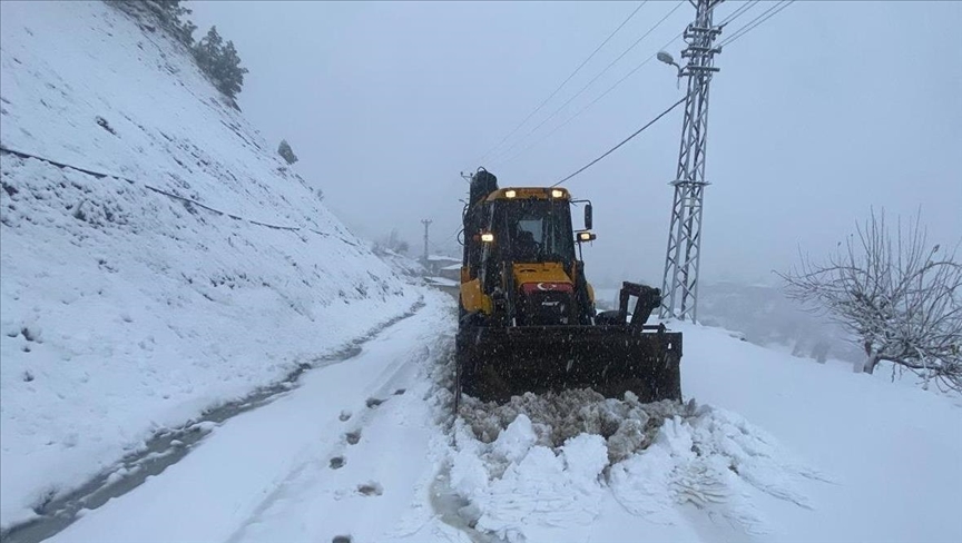 Kar ve tipi nedeniyle kapanan 203 mahalle yolu ulaşıma açıldı