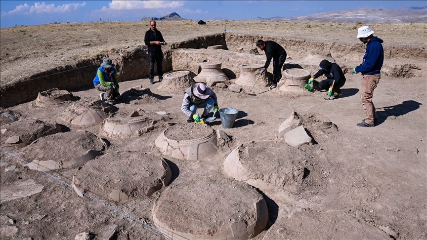 Urartu ambarı'nda çivi yazılı 42 pithos bulundu