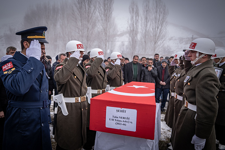 Isparta'daki helikopter kazasında şehit olan askerler memleketlerinde toprağa verildi!