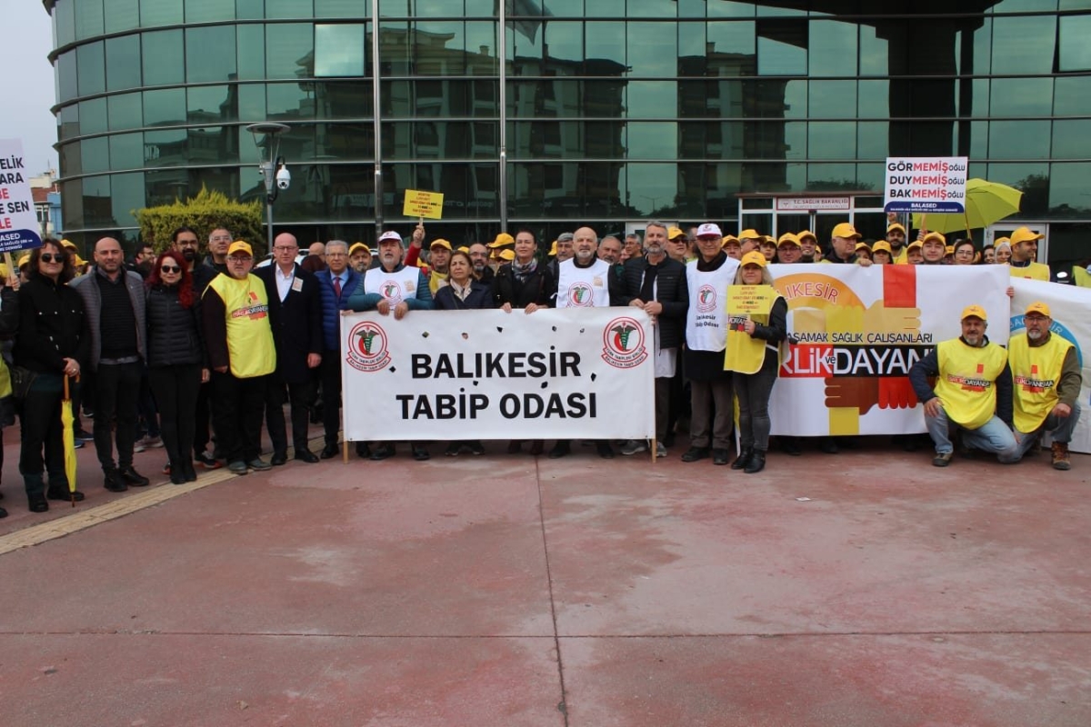 Balıkesir’de sağlık çalışanlarından ortak eylem: “Eziyet Yönetmeliklerine Hayır!”