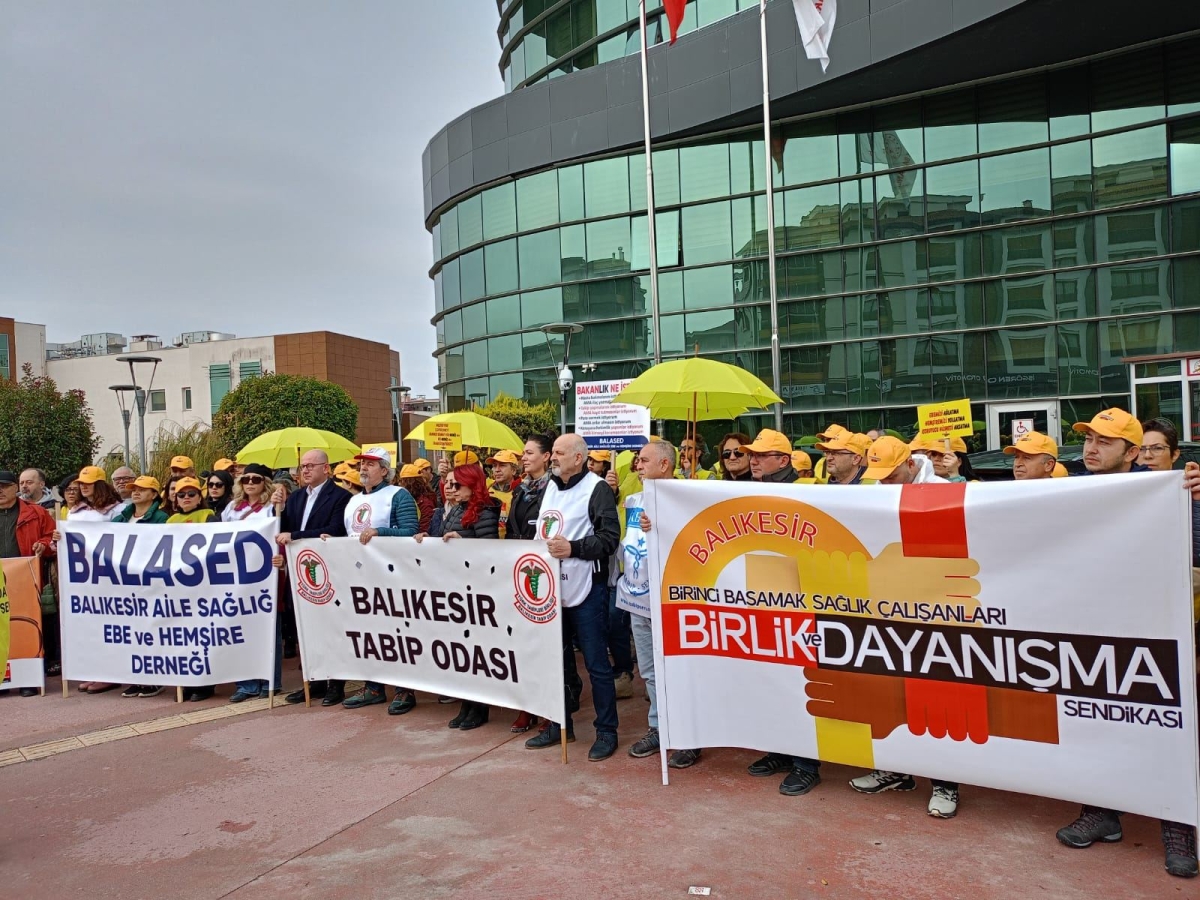 Balıkesir’de sağlık çalışanlarından ortak eylem: “Eziyet Yönetmeliklerine Hayır!”