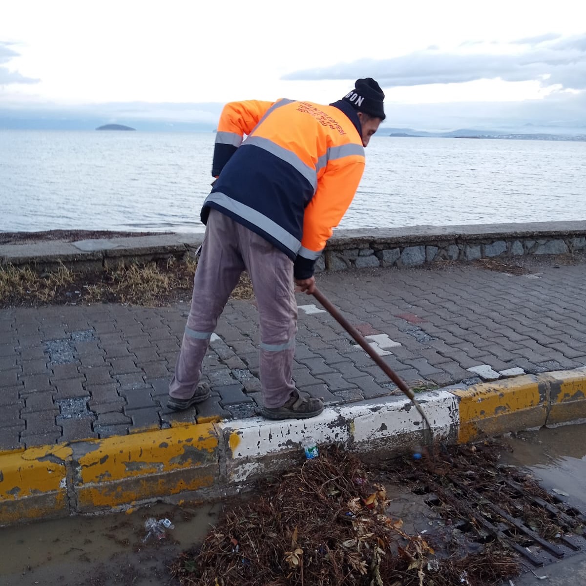 Ayvalık'ta yağış sonrası temizlik çalışmaları tamamlandı