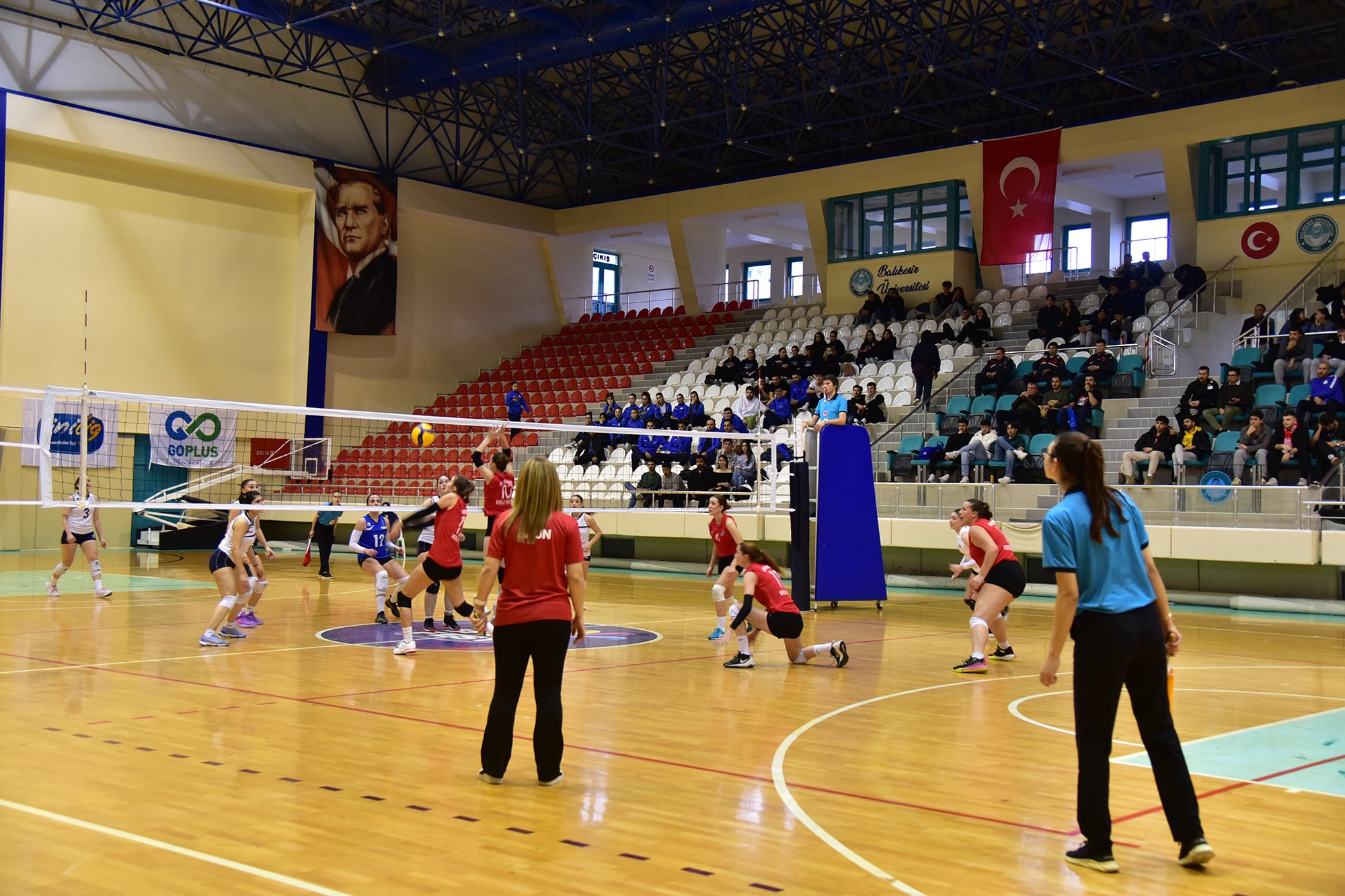 Balıkesir Üniversitesi'nde voleybol coşkusu başladı