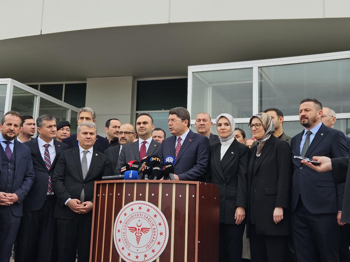 Balıkesir Pamukçu’da meydana gelen trafik kazasında yaralanan çocuklar, Adalet Bakanı Yılmaz Tunç, Aile ve Sosyal Hizmetler Bakanı Mahinur Özdemir Göktaş ve Sanayi ve Teknoloji Bakanı Mehmet Fatih Kacır tarafından hastanede ziyaret edildi. Sağlık durumu detayları haberimizde.