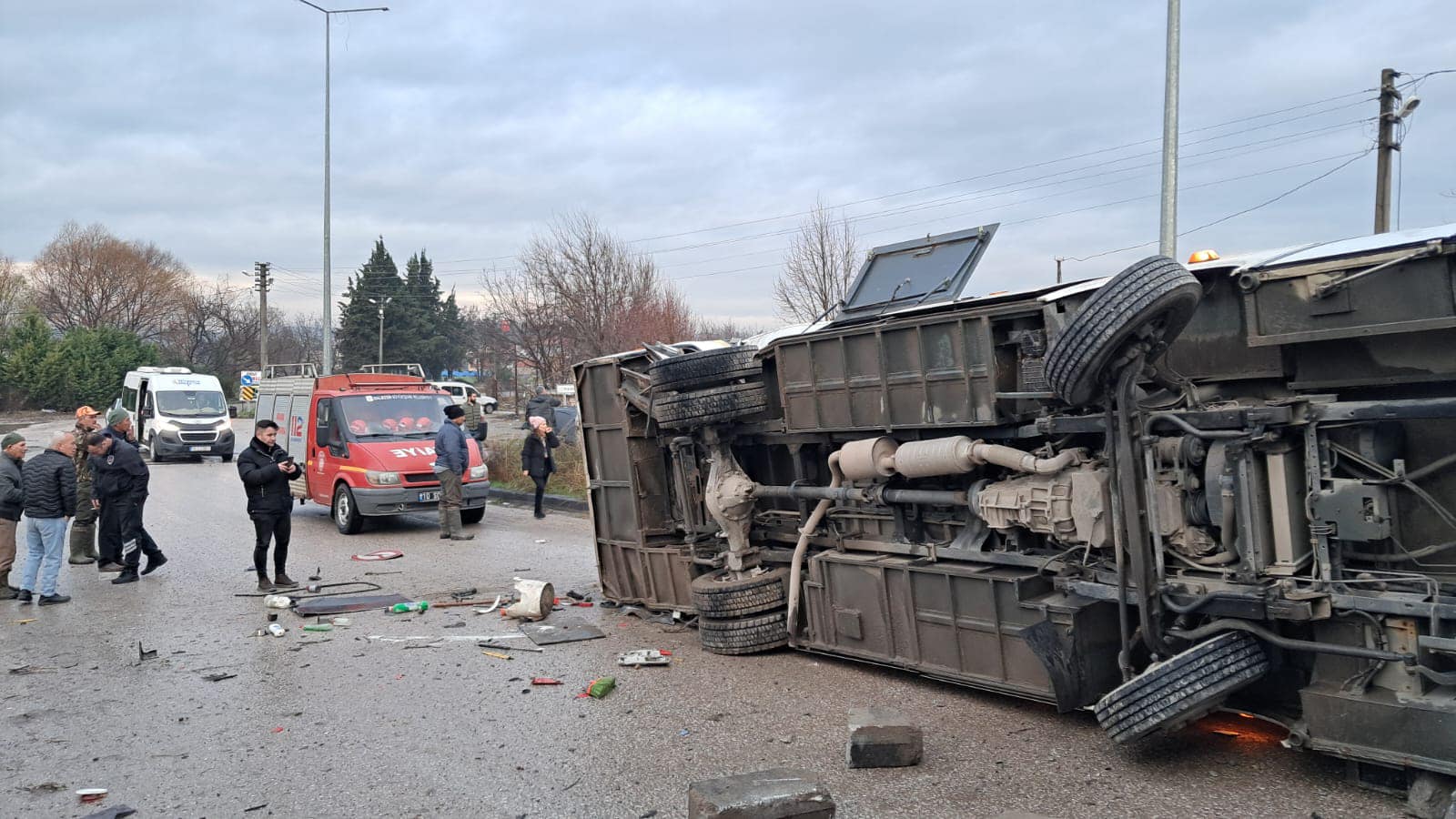 Balıkesir Pamukçu’da okul servisi ile tırın çarpışması sonucu 8 öğrencinin durumu ağır. Belediye Başkanı Ahmet Akın kazazedelere geçmiş olsun mesajı iletti.