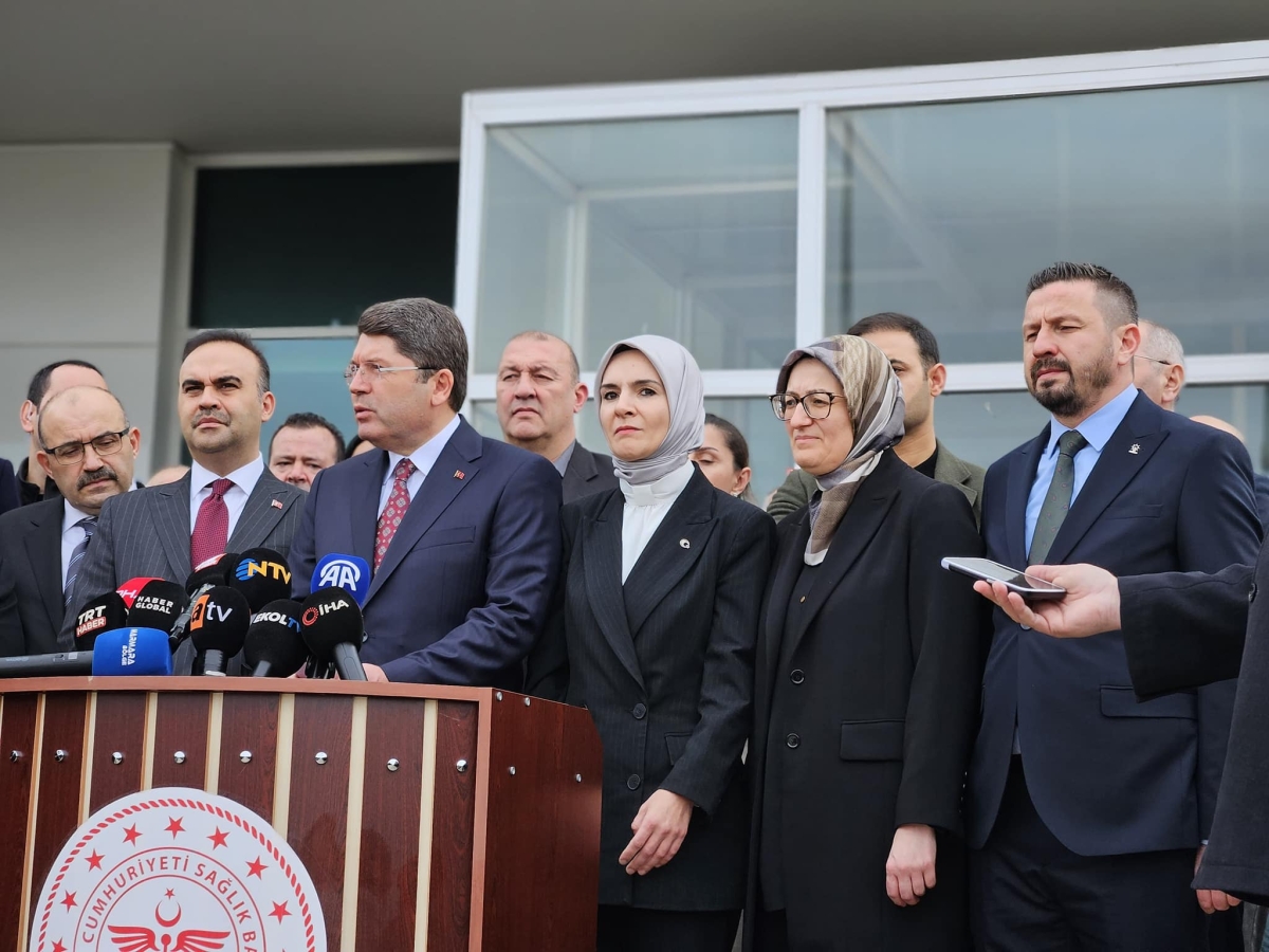 Balıkesir Pamukçu’da meydana gelen trafik kazasında yaralanan çocuklar, Adalet Bakanı Yılmaz Tunç, Aile ve Sosyal Hizmetler Bakanı Mahinur Özdemir Göktaş ve Sanayi ve Teknoloji Bakanı Mehmet Fatih Kacır tarafından hastanede ziyaret edildi. Sağlık durumu detayları haberimizde.