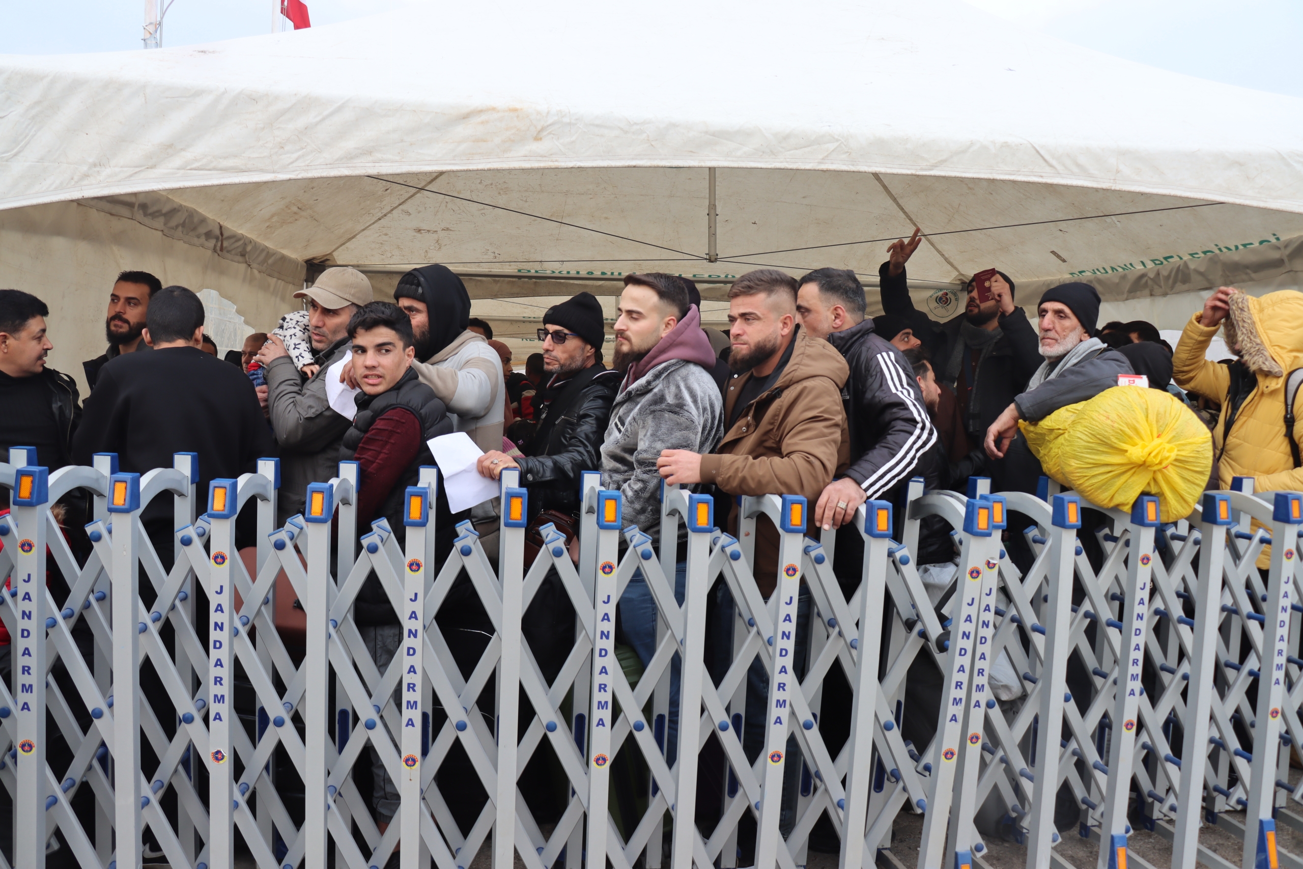 Hatay'daki sınır kapılarından Suriyelilerin ülkelerine dönüşü sürüyor