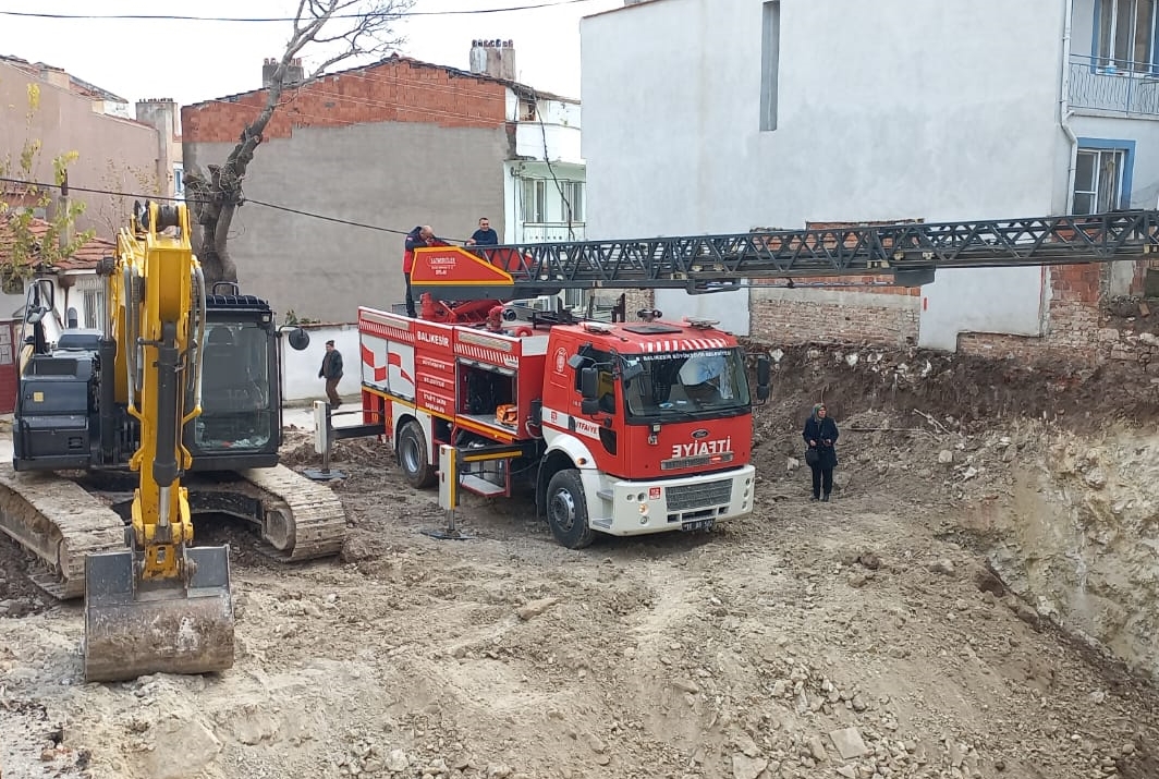 Balıkesir'de inşaat kazası! Bina girişindeki yol çöktü! 3 kişi mahsur kaldı!