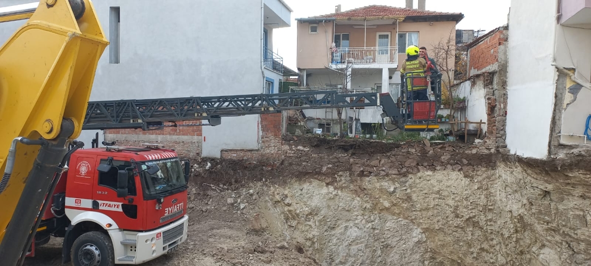 Balıkesir'de inşaat kazası! Bina girişindeki yol çöktü! 3 kişi mahsur kaldı!