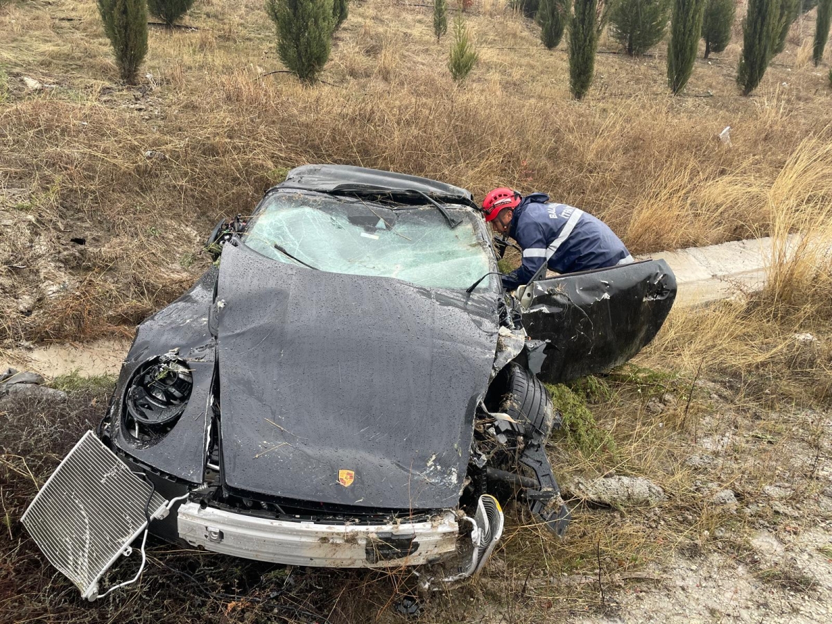 Balıkesir'de korkunç kaza! Porsche marka araç pert oldu! Sürücü yaralandı!