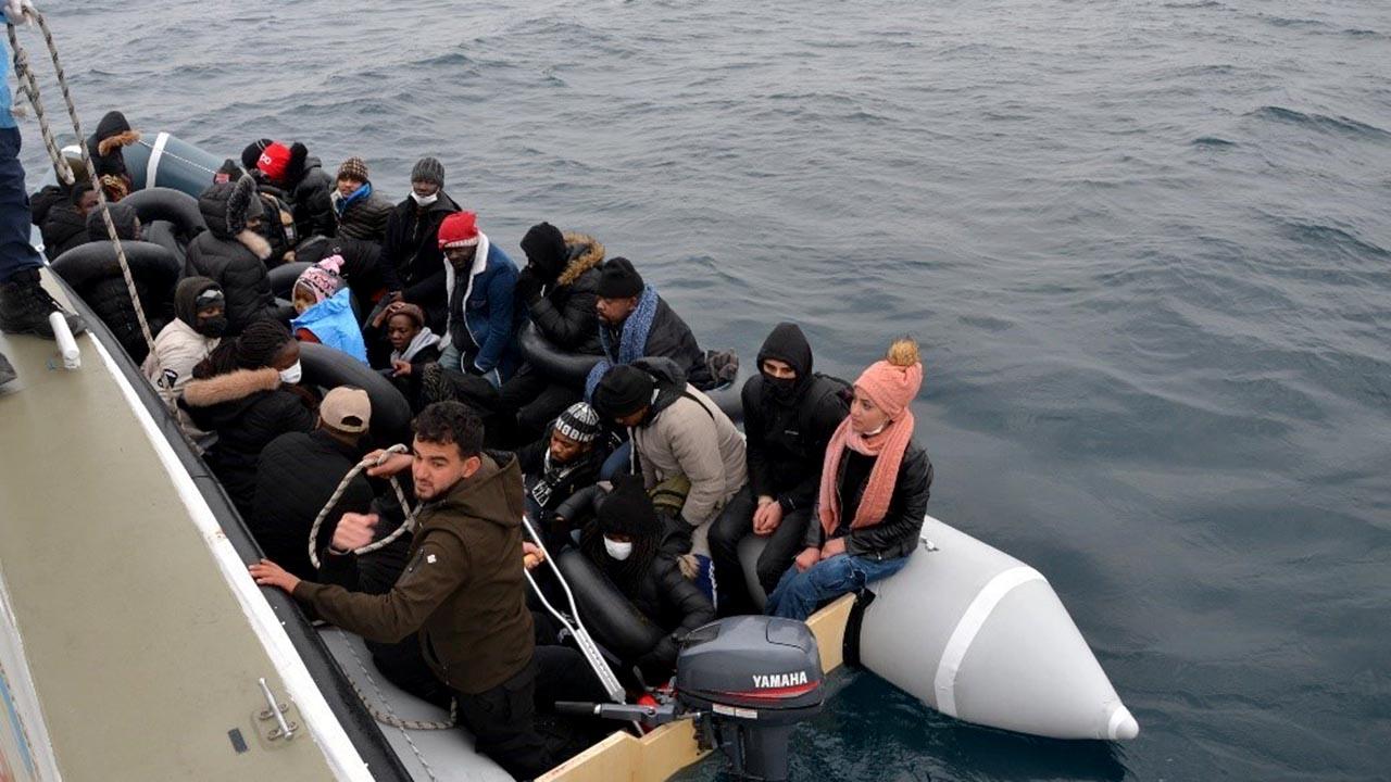 Ayvalık açıklarında lastik bottaki 31 düzensiz göçmen kurtarıldı