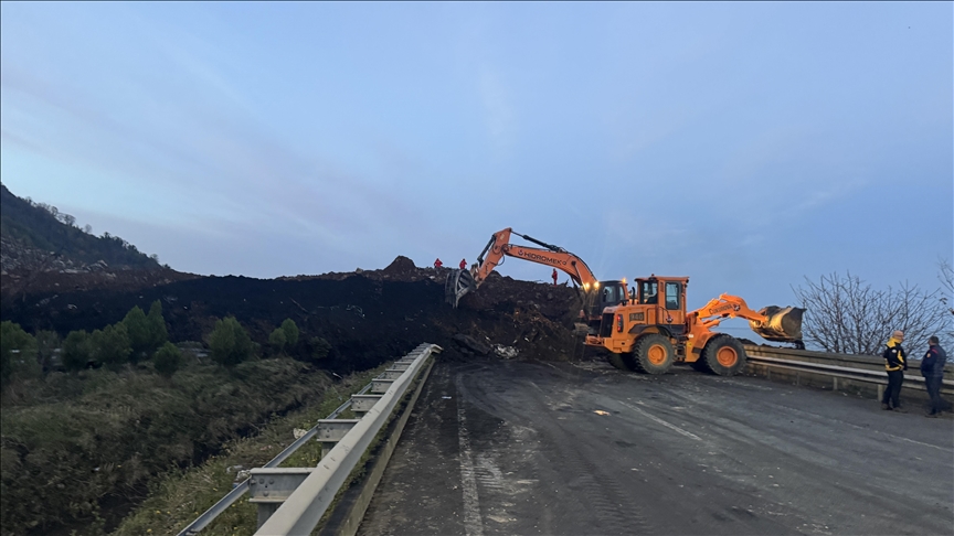 Heyelan oldu! Sahil yolu ulaşıma kapandı!