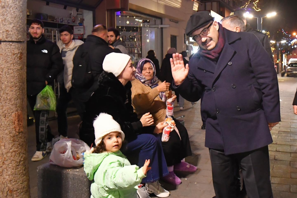 Vali İsmail Ustaoğlu, yılbaşı gecesinde vatandaşlarla Milli Kuvvetler Caddesi'nde buluştu