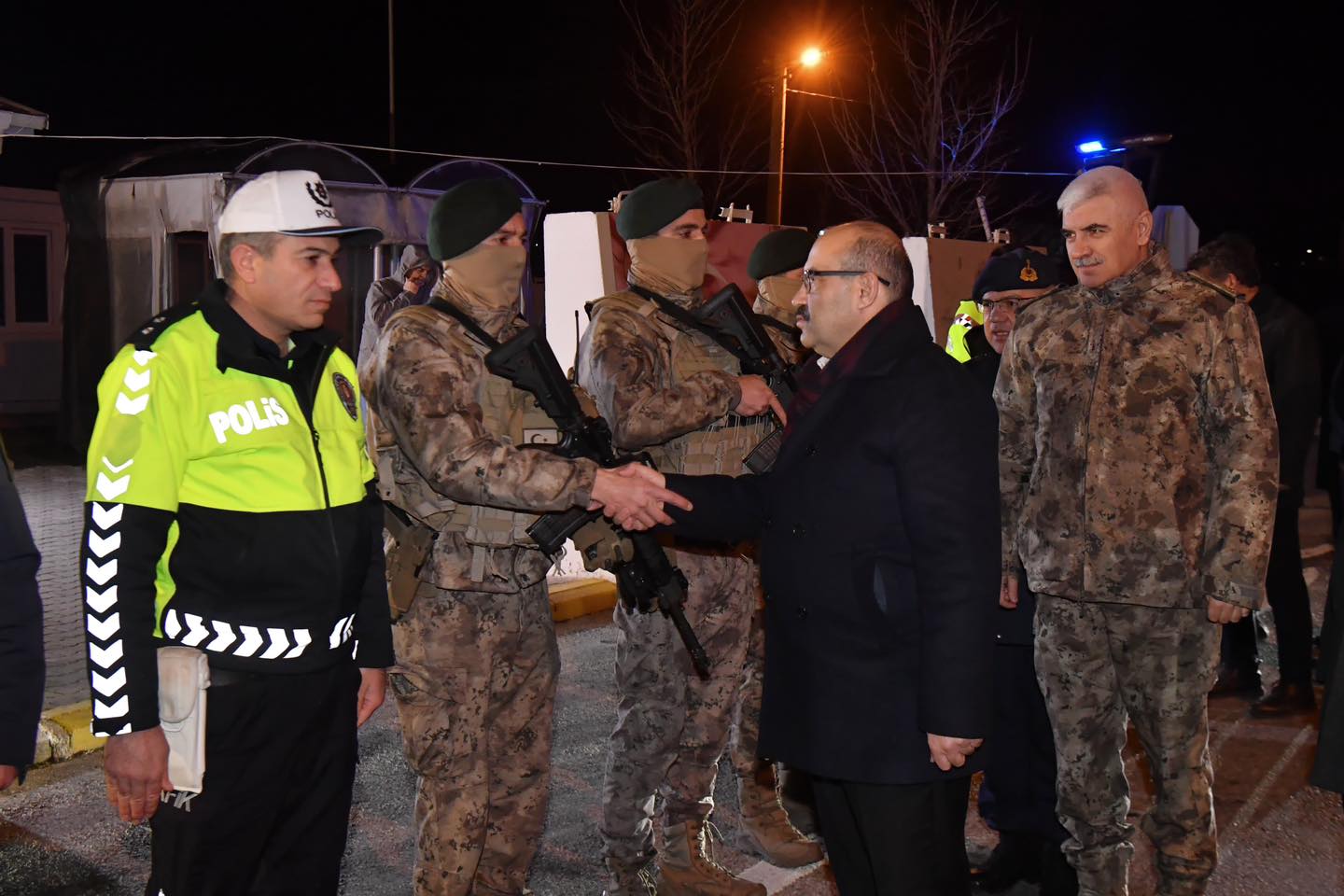 Vali Ustaoğlu trafik ekiplerini ziyaret etti!
