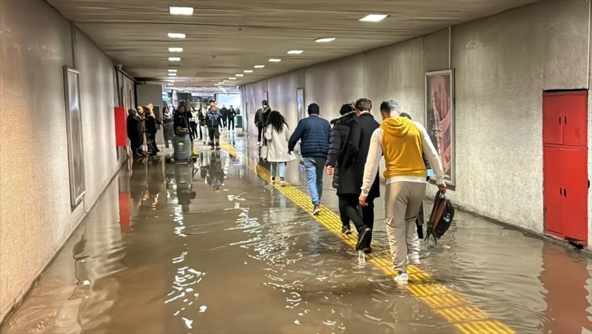 Metro alt geçidini kanalizasyon suyu bastı