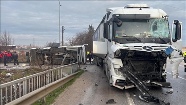 Okul servisinin park halindeki tıra çarpması sonucu meydana gelen, 1 öğrencinin hayatını kaybettiği kazada soruşturma derinleşti! Okul müdürü açığa alındı!